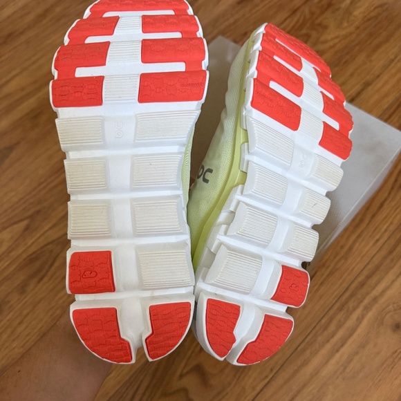 On Running Cloudflow 4 – Women’s Size 9 – White/Hay – Worn Once - Picture 6 of 7